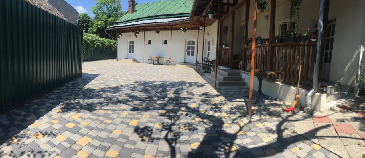 Gelena Гостьовий Двір Uschhorod Exterior foto